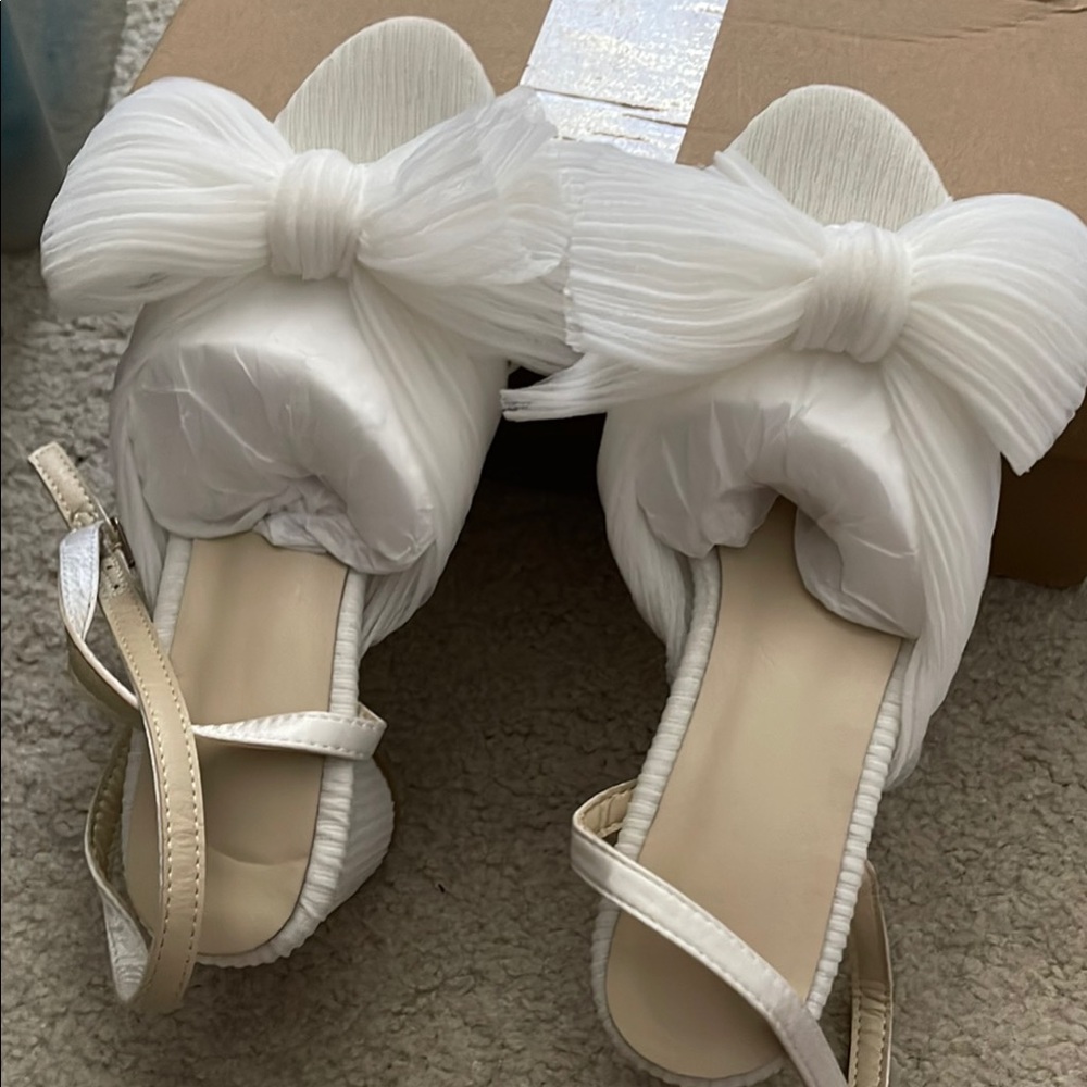 Elegant White Women's Shoes with Bow Detail
